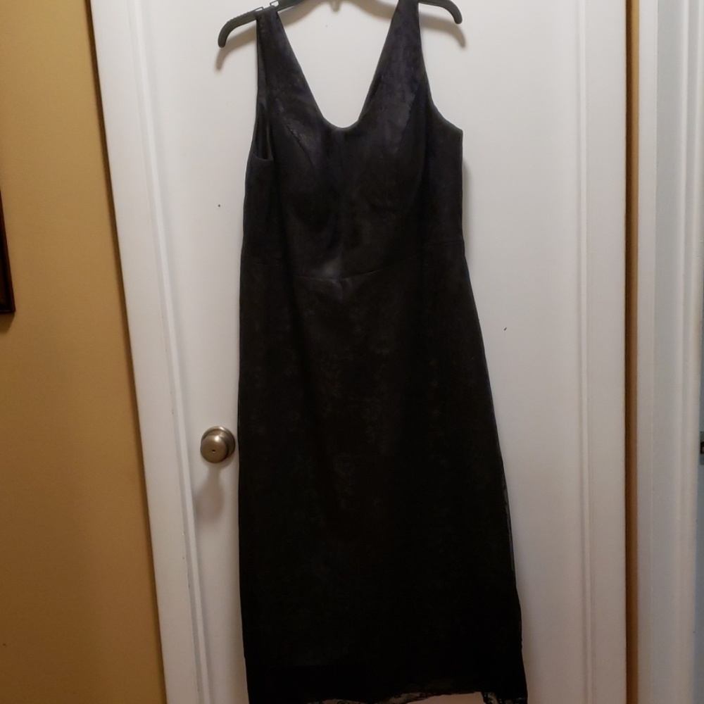 Sleeveless back lace dress with cape